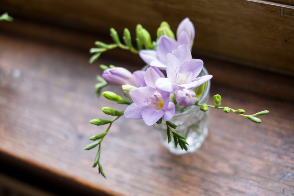 Detail of floral arrangement by Ottawa Wedding Photographer Sara